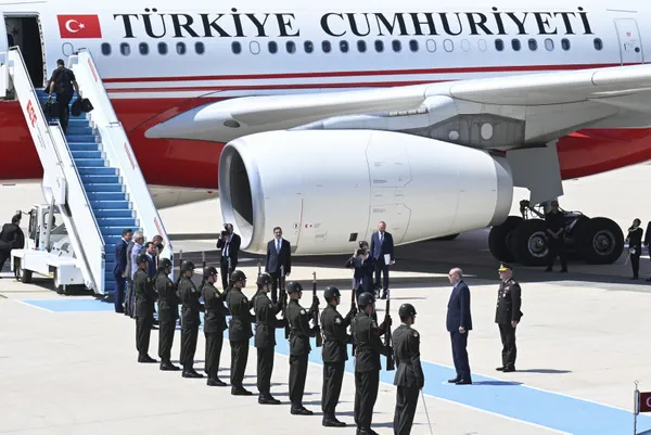 baskan-erdogan-macaristan-donusu-gazetecilerin-sorularini-yanitladi-1692614085334.jpg Başkan Erdoğan Macaristan dönüşü gazetecilerin sorularını yanıtladı - 2