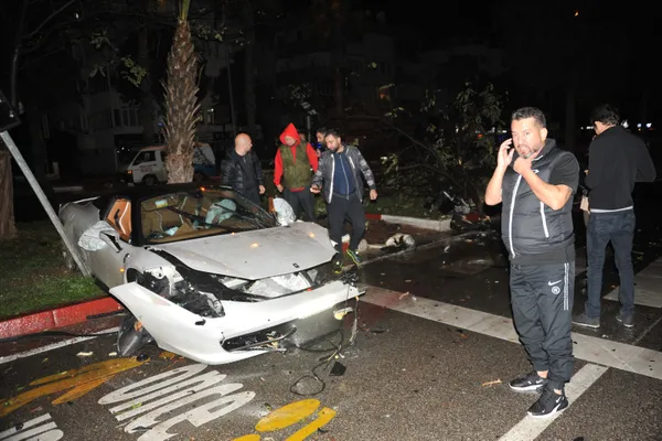 1610829431265.jpg 4 milyon TL'lik otomobil hurdaya döndü! Araçtaki iki kişi yaralandı - 2