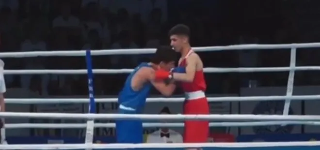 Avrupa Gençler Boks Şampiyonası’nda ’İki Devlet Tek Millet’ duygusu! Azerbaycanlı sporcu Türk rakibinin formasındaki Türk bayrağını öptü