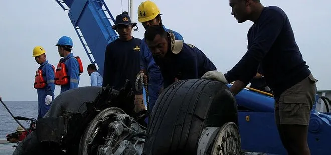 Endonezya’da düşen uçağın kara kutusu açıldı