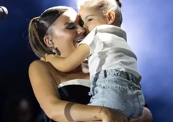 Merve Özbey'den minik sürpriz! 4 yaşındaki kızıyla ilk kez sahnede