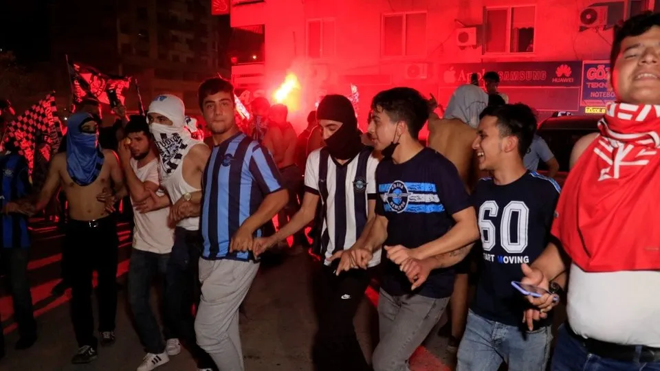 Adana Demirspor’un 26 yıl sonra gelen şampiyonluğu yasak dinlemedi! Ürküten görüntüler