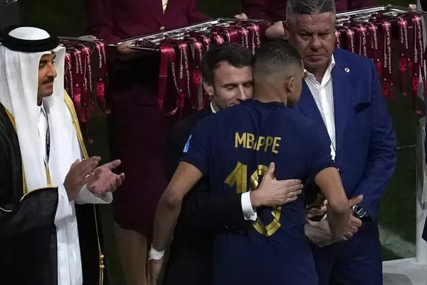 macronun-dunya-kupasi-final-maci-ardindan-yaptiklari-alay-konusu-oldu-macron-icin-utanc-verici-ve-caresiz-deni-1671526400951.jpg Macron'un Dünya Kupası final maçı ardından yaptıkları alay konusu oldu! Macron için "Utanç verici ve çaresiz" denildi - 9