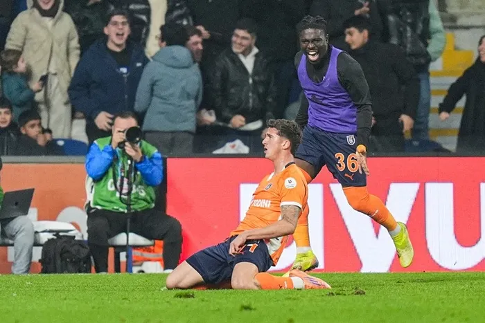 basaksehir-ile-fenerbahce-yenisemedi-istanbulda-puanlar-paylasildi-1765047787351.jpeg RAMS Başakşehir oyuncusu Bertuğ Yıldırım (sağ 2) attığı golün ardından sevinç yaşadı (AA)