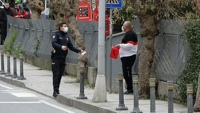 İstanbul’da korsan taksici ortalığı karıştırdı! Polis yolu kapatıp ikna etti - 1