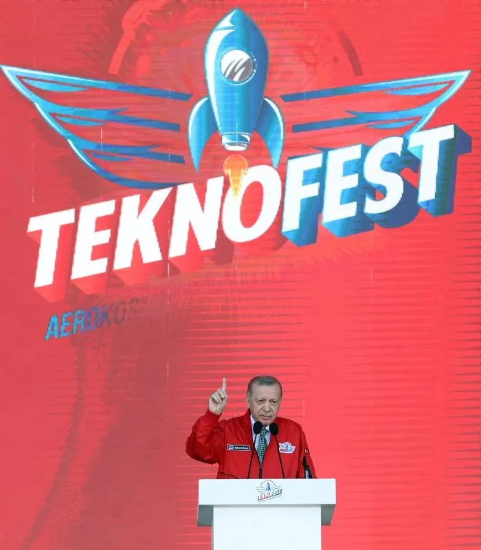 Bakü semalarında hilal ve yıldız! Teknofest'te nefesleri kesen gösteri