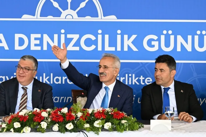 turk-sahipli-deniz-ticaret-filosu-dunyada-ilk-10a-girdi-23-yilda-6-kat-buyume-1758792012240.jpeg Bakan Uraloğlu ayrıca 53,1 milyon dedveyt kapasitesi ile dünya sıralamasında ilk 10'a girdiğimizi aktardı. (A Haber arşiv)