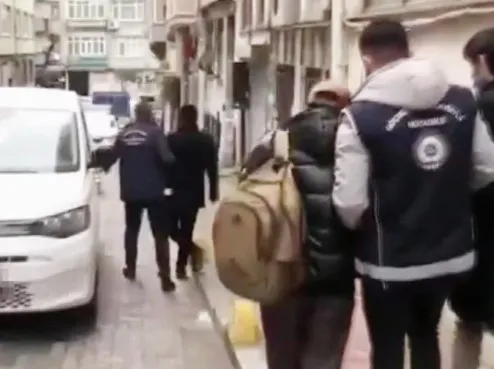 kacak-yollarla-turkiyeye-multeci-getiren-cete-cokertildi-sahte-evlilik-oturma-izni-ehliyet-1650522287467.jpg Kaçak yollarla Türkiye’ye mülteci getiren çete çökertildi! Sahte evlilik, oturma izni, ehliyet… - 1