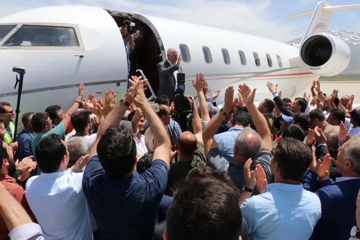 Erzincan'da Binali Yıldırım'a büyük ilgi! Yıldırım'ın yüzlerce hemşehrisiyle tokalaşması 1 saat 8 dakika sürdü