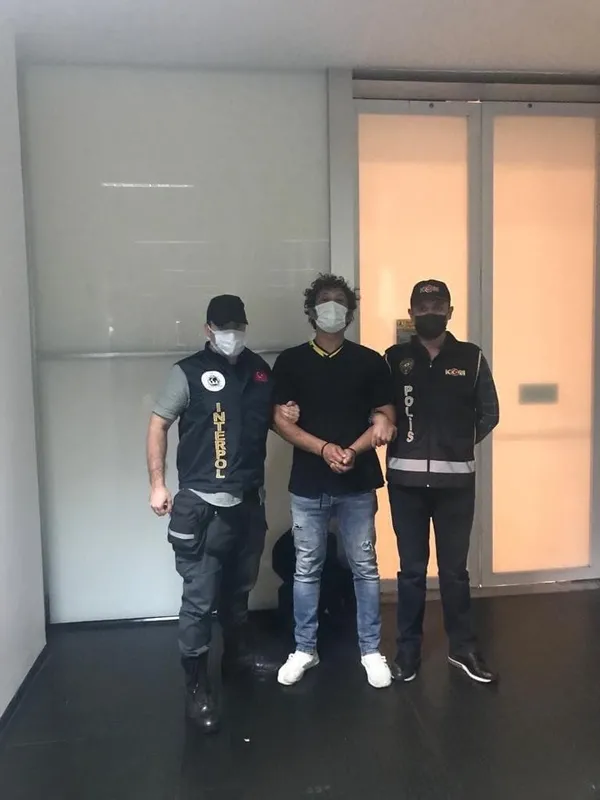 son-dakika-ciftlik-bank-vurguncusu-tosuncuk-mehmet-aydinin-agabeyi-turkiyeye-getiriliyor-1635849939431.jpg Son dakika: Çiftlik Bank vurguncusu Tosuncuk Mehmet Aydın'ın ağabeyi Türkiye'ye getirildi - 2