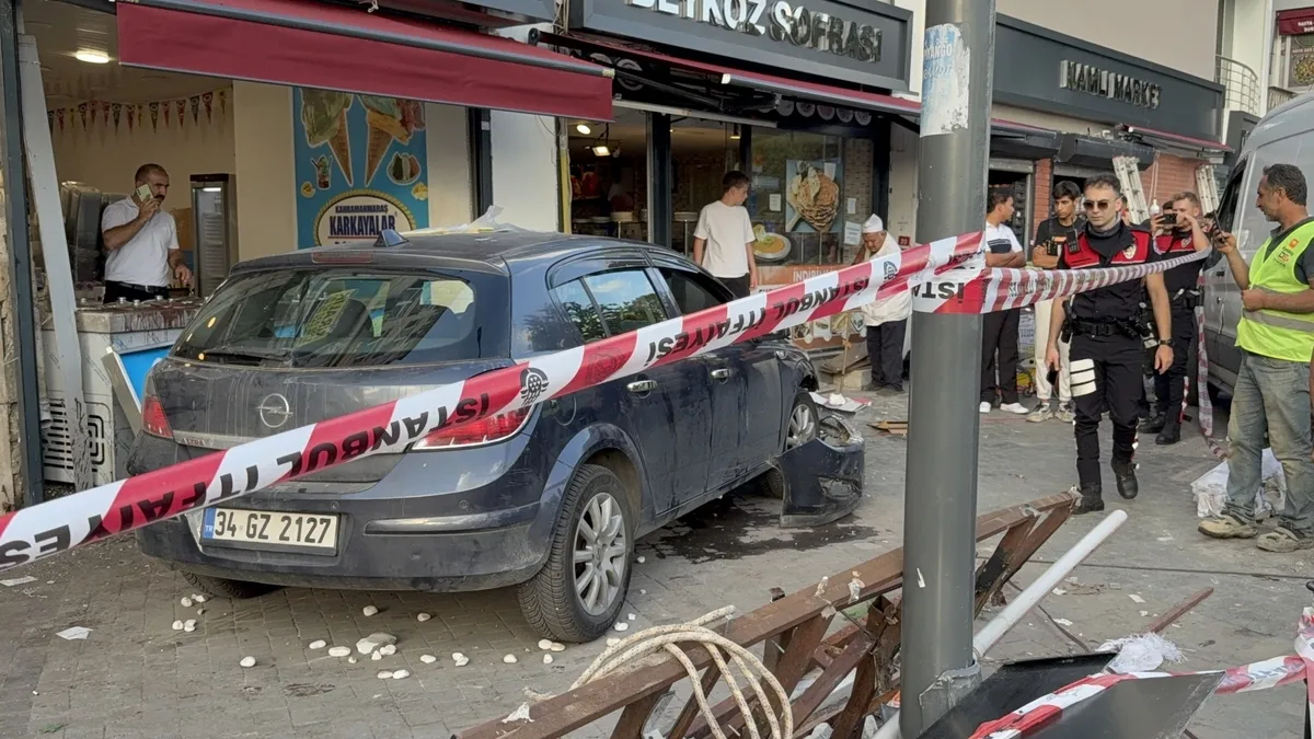 Beykoz'da otomobil yayaların arasına daldı! Yaralılar var