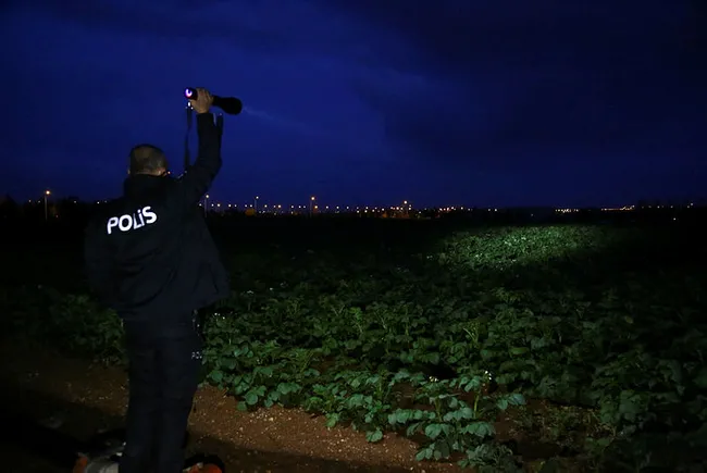 Adana’da kaçak göçmenler 30 kilometre kaçtılar, patates tarlasında yakalandılar - 5