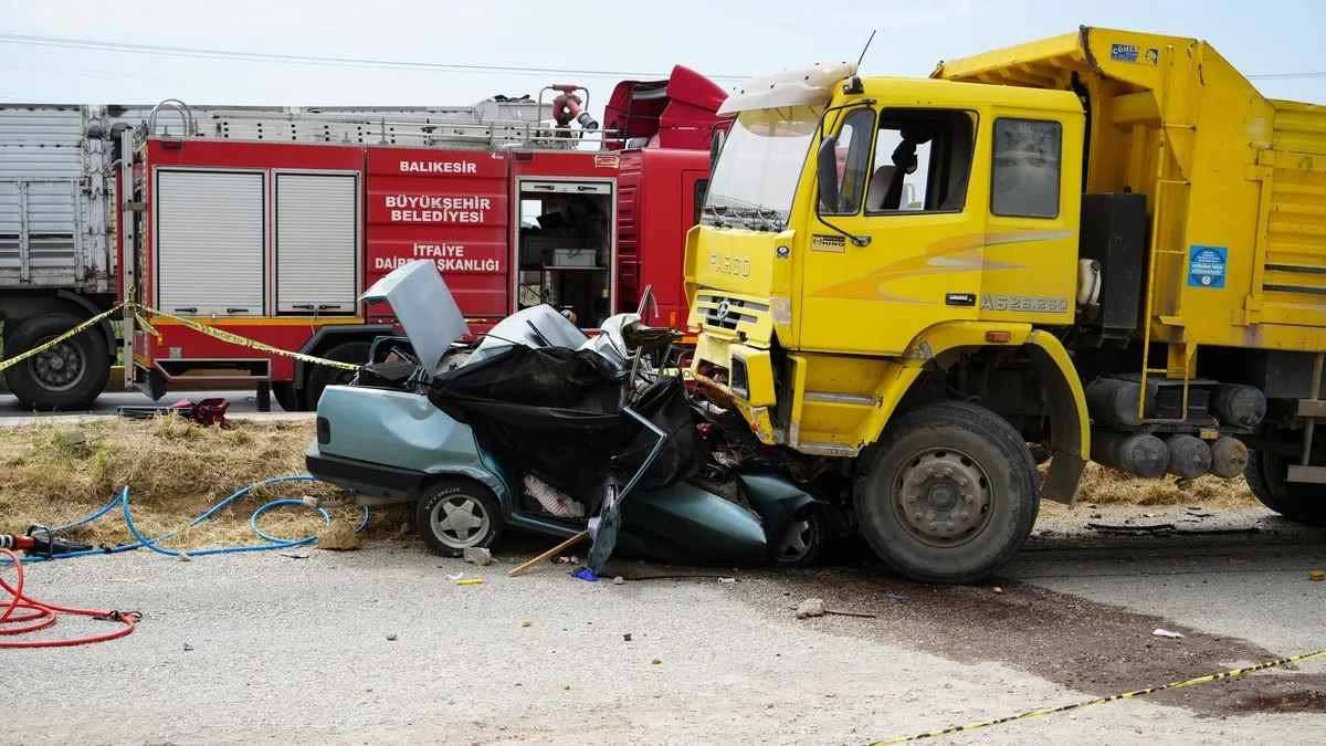 Balıkesir-İzmir yolunda katliam gibi kaza! Yola çıkan köpeğe çarpmamak için manevra yaptı... 3 ölü, 1 yaralı