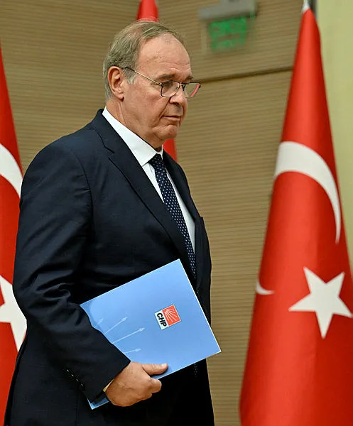 chp-sozcusu-faik-oztrak-eoka-skandalini-savundu-niye-revize-yapalim-cok-guzel-video-dort-dortluk-1694450361130.jpg CHP Sözcüsü Faik Öztrak "EOKA" skandalını savundu! "Niye revize yapalım? Çok güzel video dört dörtlük" - 5