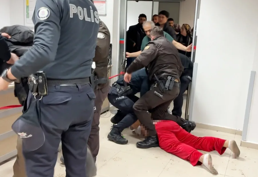 aksarayda-skandal-olay-ogul-bicakladi-anne-hastanede-polise-saldirdi-1774823029477.jpg Aksaray’da skandal olay! Oğul bıçakladı anne hastanede polise saldırdı - 1