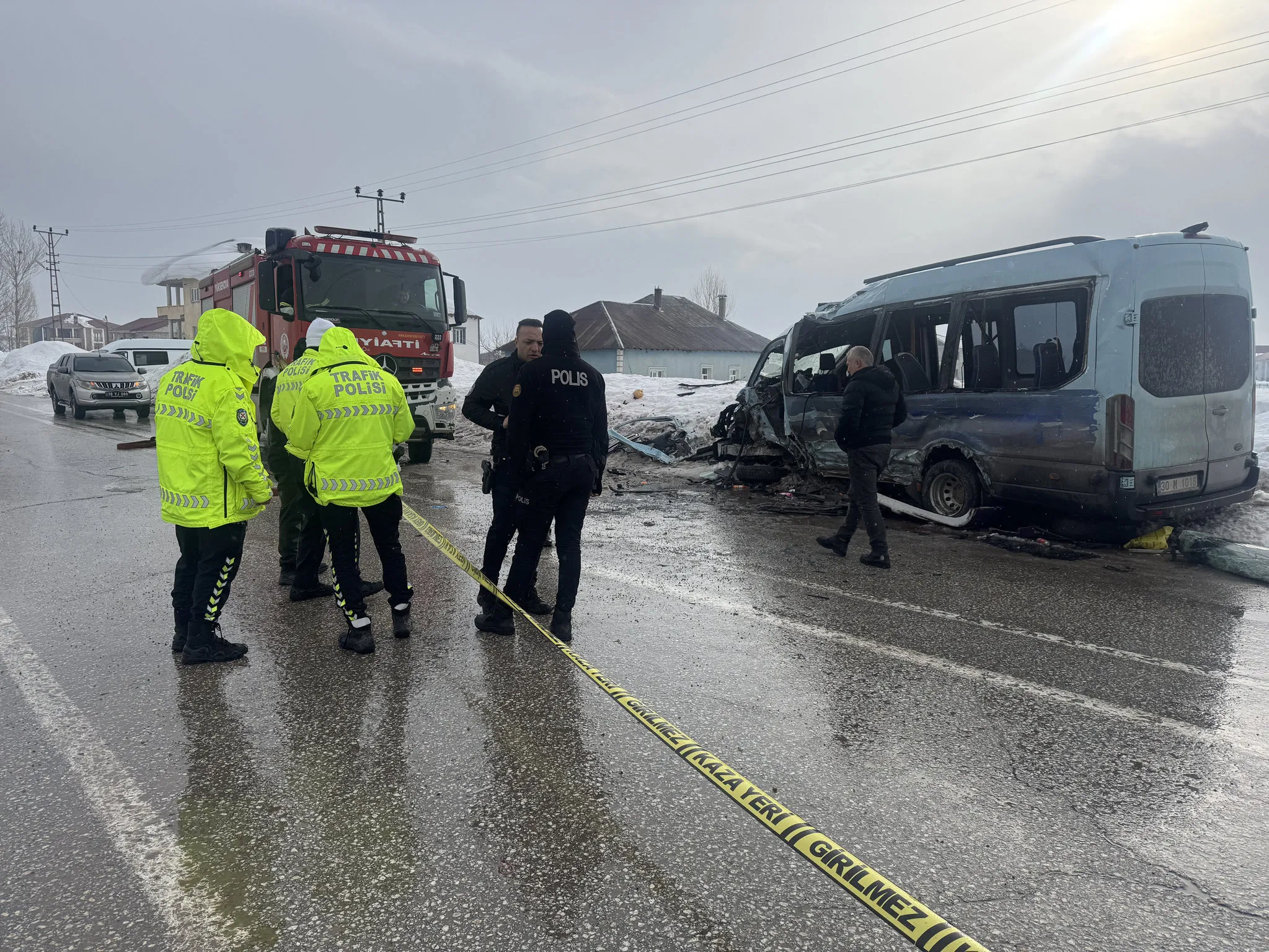 Hakkari'de otobüs ile minibüsün çarpıştığı kazada 18 kişi yaralandı