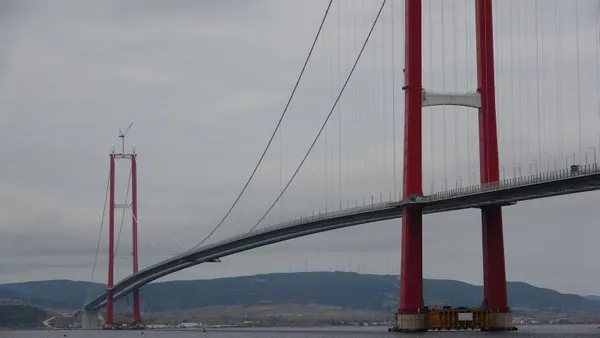 1915 Çanakkale Köprüsü’nün simgesi top figürleri yerleştirildi