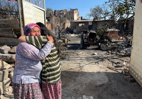 manisa-saruhanlidaki-yangin-2-gununde-kontrol-altina-alma-calismalari-suruyor-1690274286674.jpg Manisa Saruhanlı'da orman yangını: Kontrol altına alındı