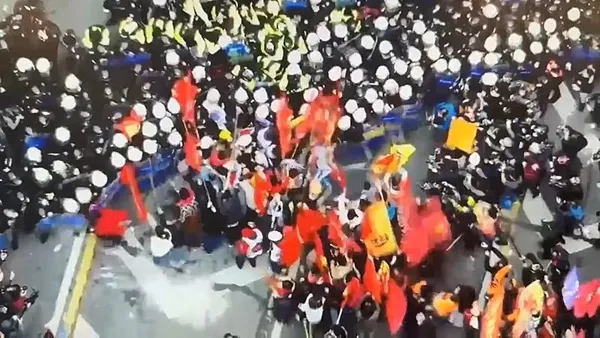 İşçi değil provokatör! 1 Mayıs gösterilerinde polise tekme atan kişi CHP’li trol ’Basel’ çıktı! | Saldırıya parti otobüsüyle mi gitti?