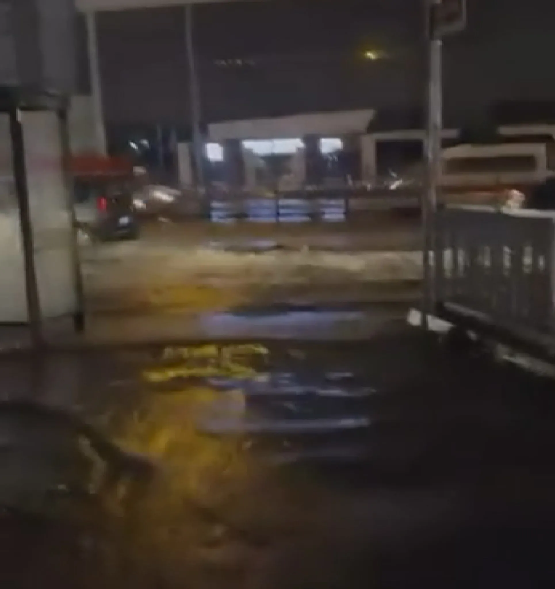 İstanbul'da sağanak hayatı olumsuz etkiledi: Alt geçitler göle döndü, trafik kilitlendi! A Haber ekipleri sahadan son durumu aktardı