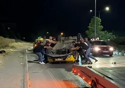Kaldırıma çarptı, takla attı! Ticari araç ters döndü