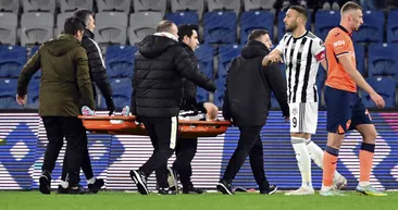 Beşiktaş’ta Başakşehir maçında şok sakatlık! Tayyip Talha Sanuç sedye ile maçı terk etti