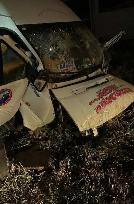 hatayda-yolcu-minibusu-takla-atti-12-kisi-yaralandi-1650747273441.jpg Hatay'da yolcu minibüsü takla attı: 12 kişi yaralandı - 2