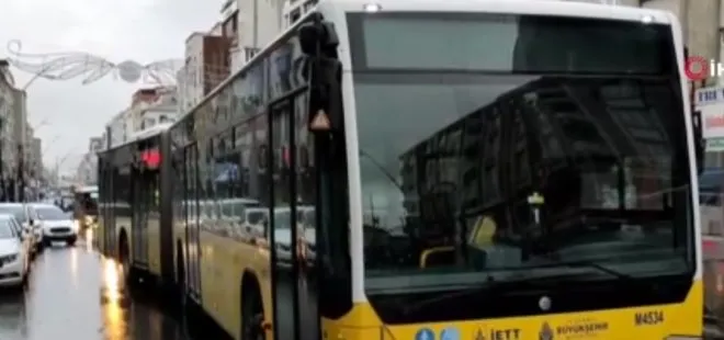 2 İETT otobüsü yolda kaldı! Trafikte sürücüler zor anlar yaşadı