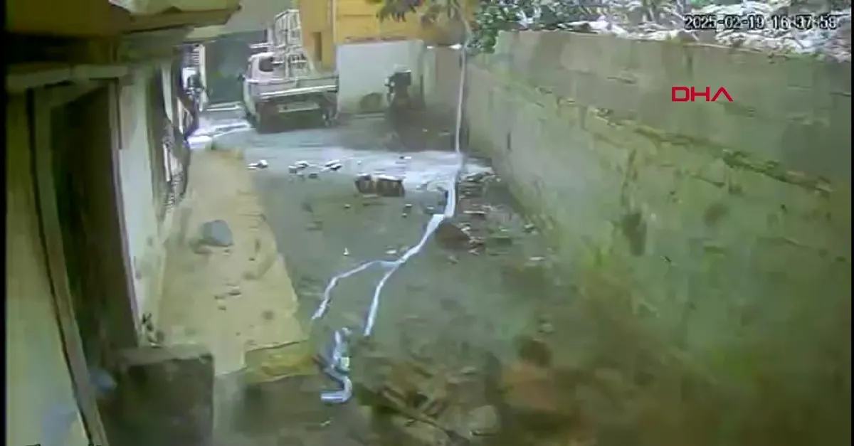 Şişli'de toprak kayması! Kaya parçasının düşme anı kameraya yansıdı