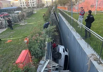 Bahçelievler'de akılalmaz kaza! Otoparktan çıkarken 5 metrelik boşluğa düştü