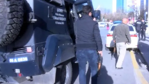 AK Parti Genel Merkezi önünde silah sesleri! Gözaltına alındı... - 1