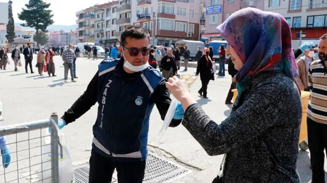 Burdur’da pazara girmek isteyen vatandaşlar, 1 kilometrelik kuyruk oluşturdu - 1