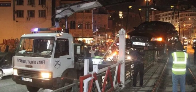 Karaköy'de araç tramvay durağına girdi!