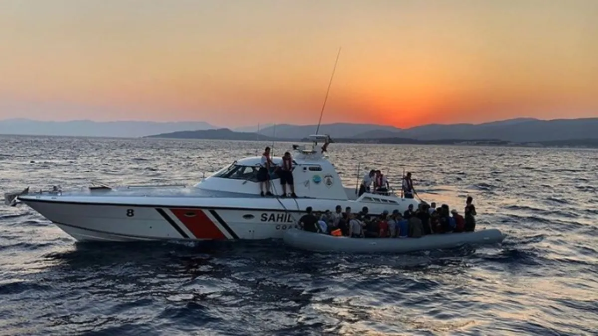 Çeşme'de lastik bot üzerinde 48 düzensiz göçmen yakalandı