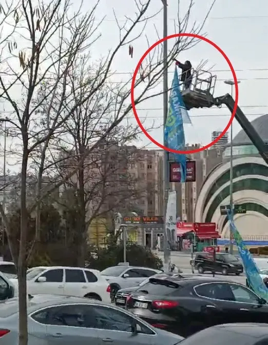 Skandal görüntüler ortaya çıktı! CHP’li Yavaş Turgut Altınok’un afişlerini indirtti