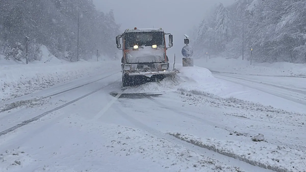 Bolu Dağı'nda kar yağışı nedeniyle ağır tonajlı araçların geçişine izin verilmiyor