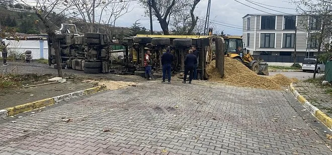 İSKİ çalışmasında yol çöktü kamyon devrildi: Sürücü hastaneye kaldırıldı