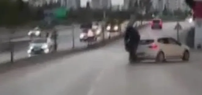 Otomobile çarpan motosikletin sürücüsü takla attı! O anlar kamerada