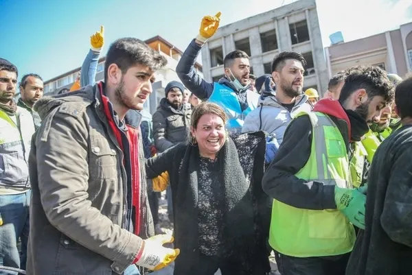 hatayda-56-saat-sonra-evladina-kavusan-anne-vay-benim-oglum-geldi-1675858811052.jpg Hatay’da 56 saat sonra evladına kavuşan anne: Vay benim oğlum geldi! - 5