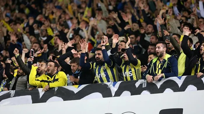 Fenerbahçeli taraftarlar Ali Koç'u istifaya davet etti 'Aziz Yıldırım' sloganları attı