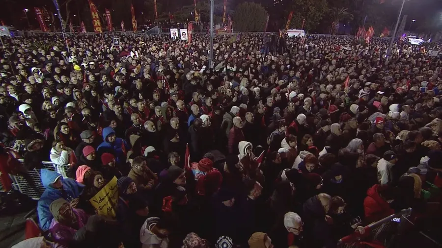 chpnin-sarachanedeki-mitinginde-polis-barikatina-saldiri-2-tutuklama-1773930035537.jpg CHP’nin Saraçhane’deki mitinginde polis barikatına saldırı: 2 tutuklama - 1