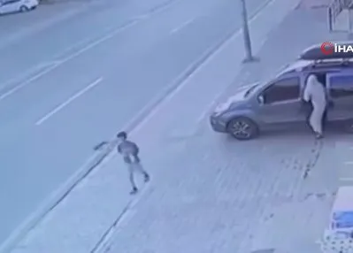 Motosikletteki yolcu havada taklalar attı