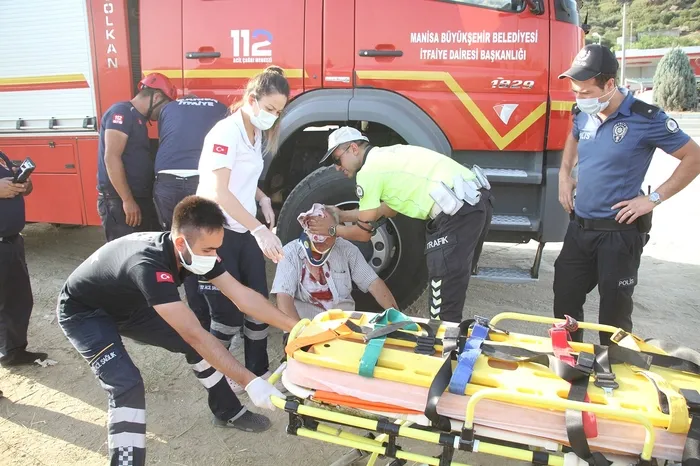 Kontrolden çıkan otomobil 30 metrelik dereye uçtu - 1