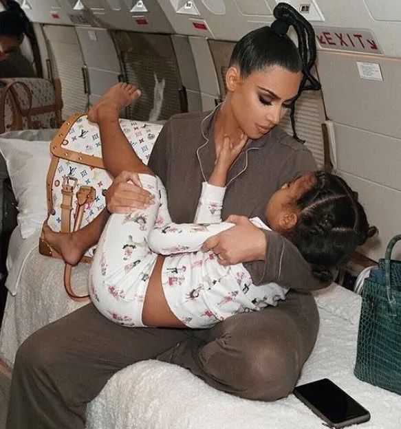 Kim Kardashian olay fotoğrafla takipçilerine duyurdu!