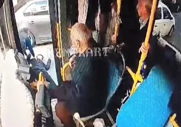 Otobüste bayılan gence akılalmaz müdahale! Canıyla mücadele ediyor