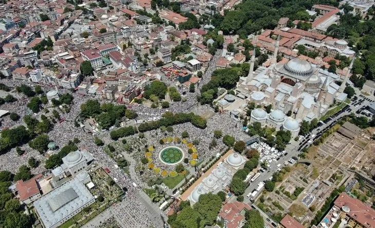 86 yıllık hasret bir cuma vakti vuslata erdi! Ayasofya Camii'nin ibadete açılışının yıl dönümü