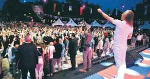 Konser var anma yok!