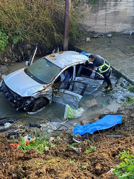 Hatay'da minibüsle çarpışan otomobil dereye devrildi: 3 ölü, 2 yaralı - 1