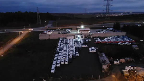 Onlarca sıfır otomobil otoparkta bekliyor! - 2
