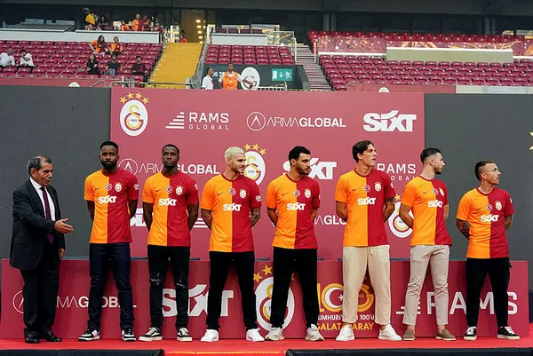 Galatasaray’da yıldızlar geçidi! İmza töreninde taraftarlar stadyumu doldurdu